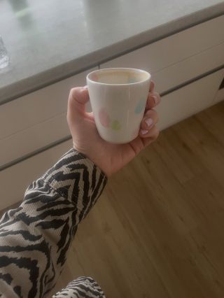 Dnesni (ne)obycejna nedele 🧚‍♀️ 1. Vecerni sdileni s kamaradkou a rano kaficko do krasnyho hrnecku, nemuzu bejt vdecnejsi,...